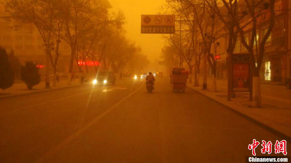 4月23日中午，甘肅酒泉多地出現(xiàn)強(qiáng)沙塵暴。