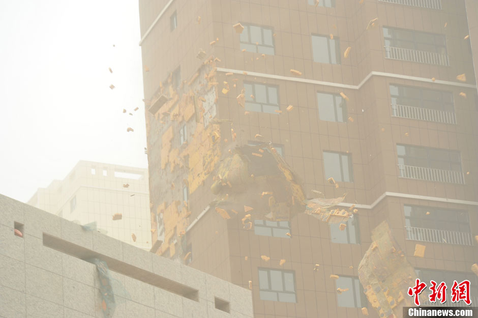 4月23日，受強(qiáng)冷空氣影響，新疆哈密出現(xiàn)出現(xiàn)強(qiáng)沙塵和降溫天氣，部分路段能見(jiàn)度不足50米