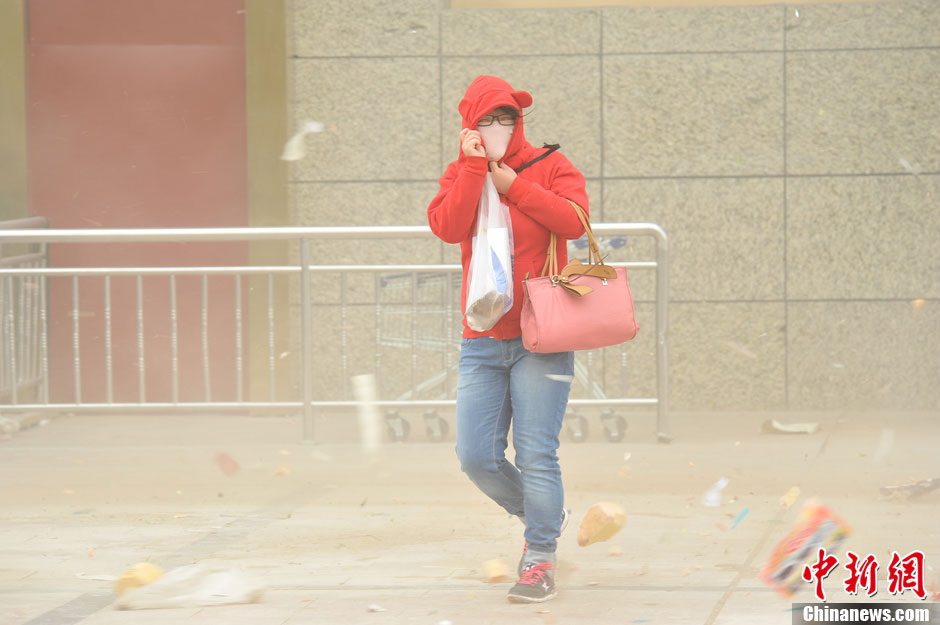 4月23日，受強(qiáng)冷空氣影響，新疆哈密出現(xiàn)出現(xiàn)強(qiáng)沙塵和降溫天氣