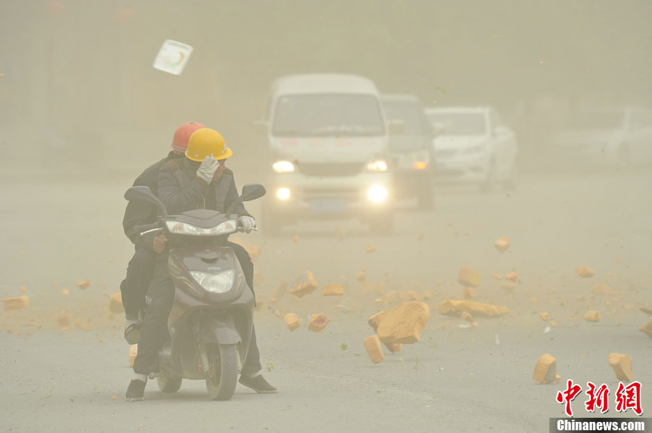 4月23日，受強(qiáng)冷空氣影響，新疆哈密出現(xiàn)出現(xiàn)強(qiáng)沙塵和降溫天氣