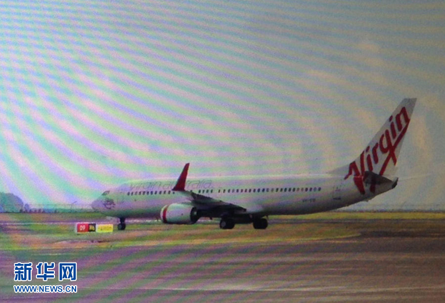 4月25日，迫降的澳大利亞維珍航空公司客機(jī)停在印度尼西亞巴厘島登巴薩機(jī)場（透過飛機(jī)舷窗拍攝）。