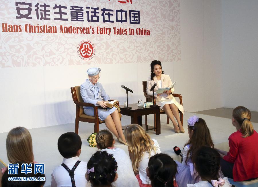 這是彭麗媛和瑪格麗特二世來到兩國孩子們當中，為孩子們朗讀安徒生童話《丑小鴨》選段。