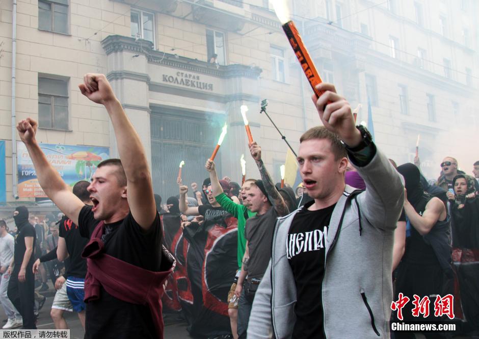 當(dāng)?shù)貢r(shí)間4月28日，烏克蘭哈爾科夫，親歐民眾和親俄民眾在街頭示威時(shí)發(fā)生大規(guī)模沖突。