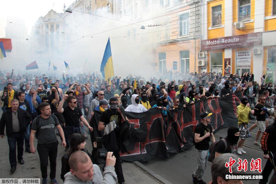 當(dāng)?shù)貢r(shí)間4月28日，烏克蘭哈爾科夫，親歐民眾和親俄民眾在街頭示威時(shí)發(fā)生大規(guī)模沖突。