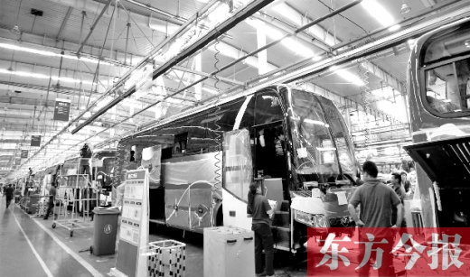 隨著能源和環(huán)保的壓力加大，跟隨國(guó)家的產(chǎn)業(yè)風(fēng)向標(biāo)，河南汽車產(chǎn)業(yè)也大力發(fā)展電動(dòng)汽車，力求“彎道超車”。