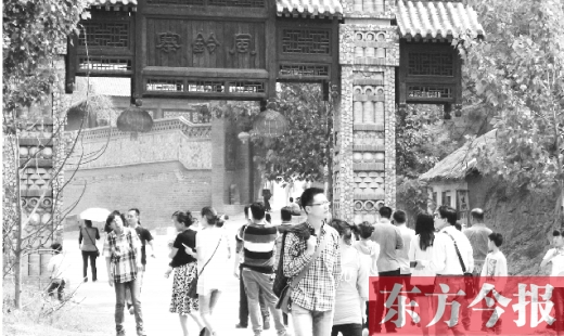 暢游風(fēng)鈴寨 游客爭(zhēng)做“大河兒女” 暢游風(fēng)鈴寨 游客爭(zhēng)做“大河兒女”