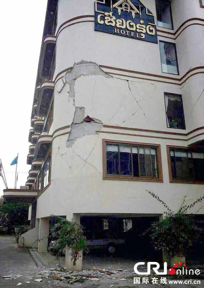 　當(dāng)?shù)貢r間2014年5月5日，泰國清萊，一棟酒店大樓墻皮脫落。 圖片來源：東方IC