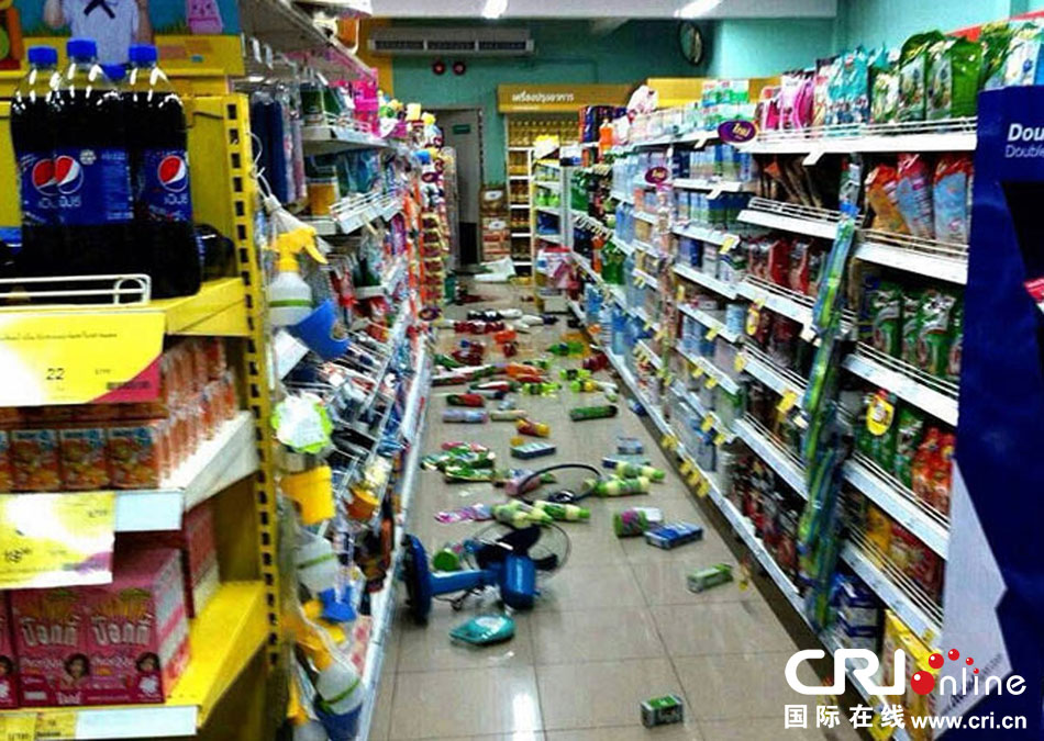 　當(dāng)?shù)貢r間2014年5月5日，泰國清萊，超市貨架上的商品散落一地。