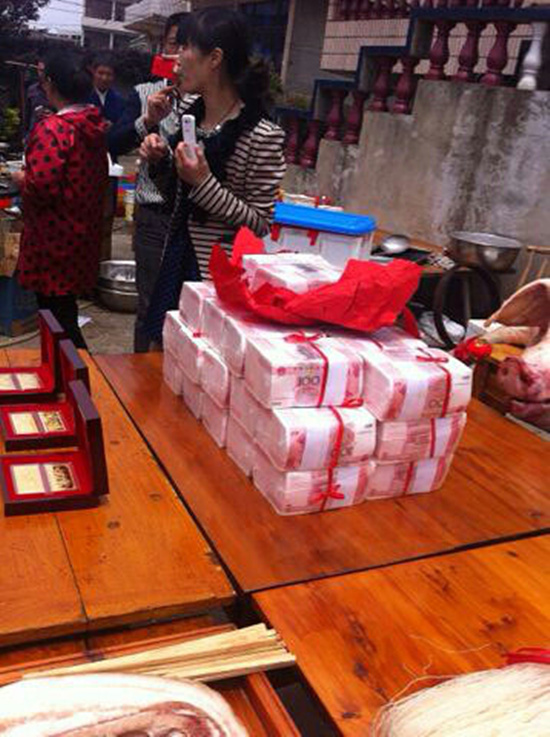 浙江臺(tái)州土豪娶妻引側(cè)目:288萬現(xiàn)鈔 金條十幾根 浙江臺(tái)州土豪娶妻引側(cè)目:288萬現(xiàn)鈔 金條十幾根