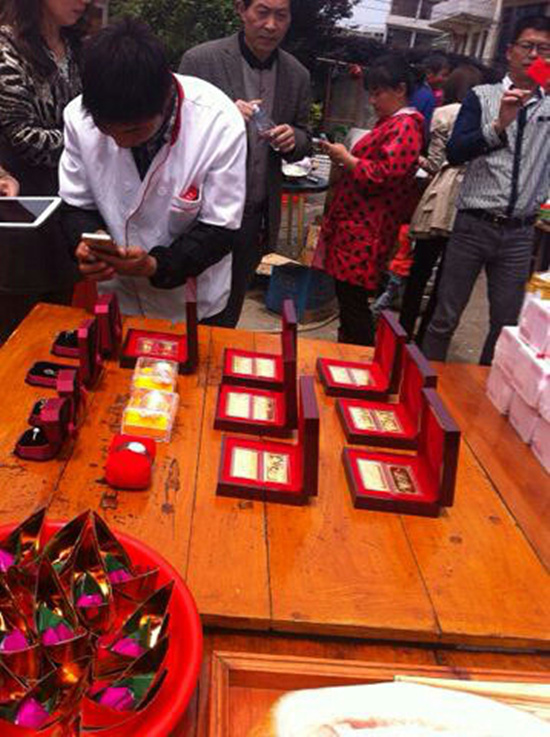 浙江臺(tái)州土豪娶妻引側(cè)目:288萬現(xiàn)鈔 金條十幾根 浙江臺(tái)州土豪娶妻引側(cè)目:288萬現(xiàn)鈔 金條十幾根