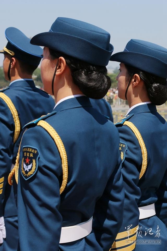 解放軍首批女儀仗兵亮相，90%以上擁有大專以上學(xué)歷，平均身高1.72米。圖為女兵儀仗隊(duì)。