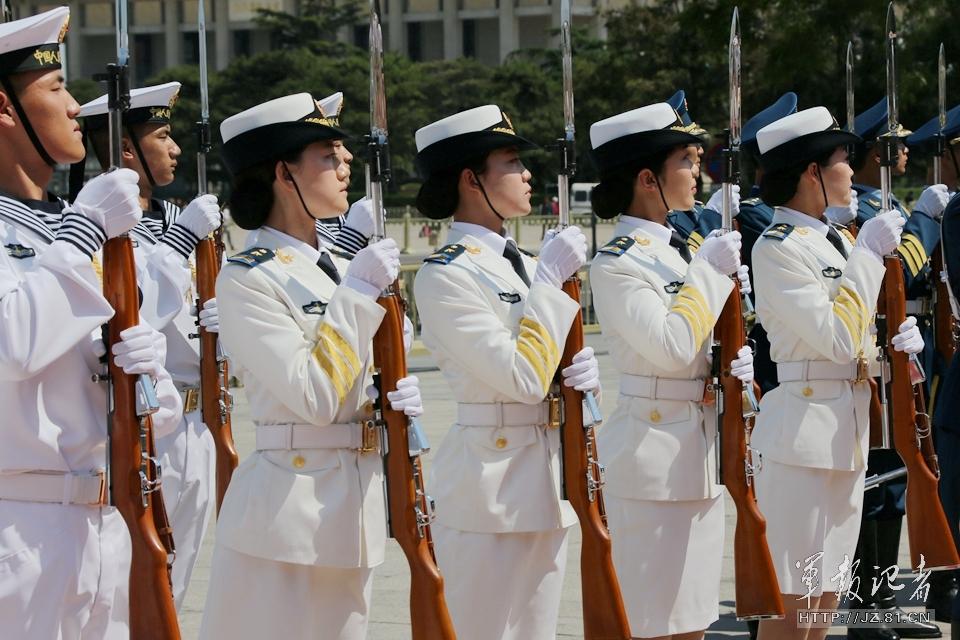 中國三軍儀仗隊(duì)首現(xiàn)女儀仗兵身影