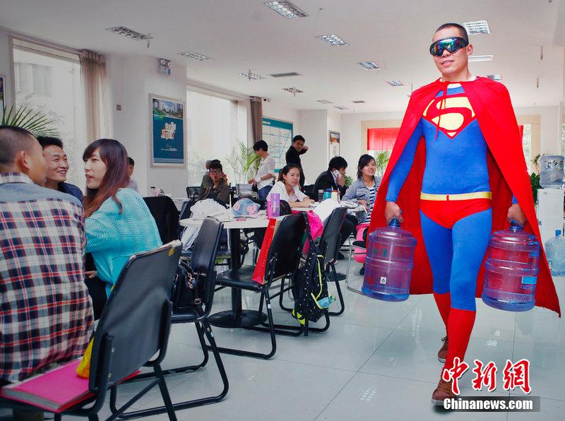 西安小伙扮“超人”送水 稱(chēng)工作更有激情