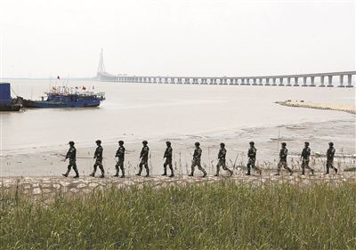 上海加強安保工作，警方在長江沿岸巡邏