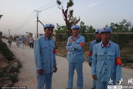 河南一農(nóng)場近百名員工著紅軍裝上班 河南一農(nóng)場近百名員工著紅軍裝上班