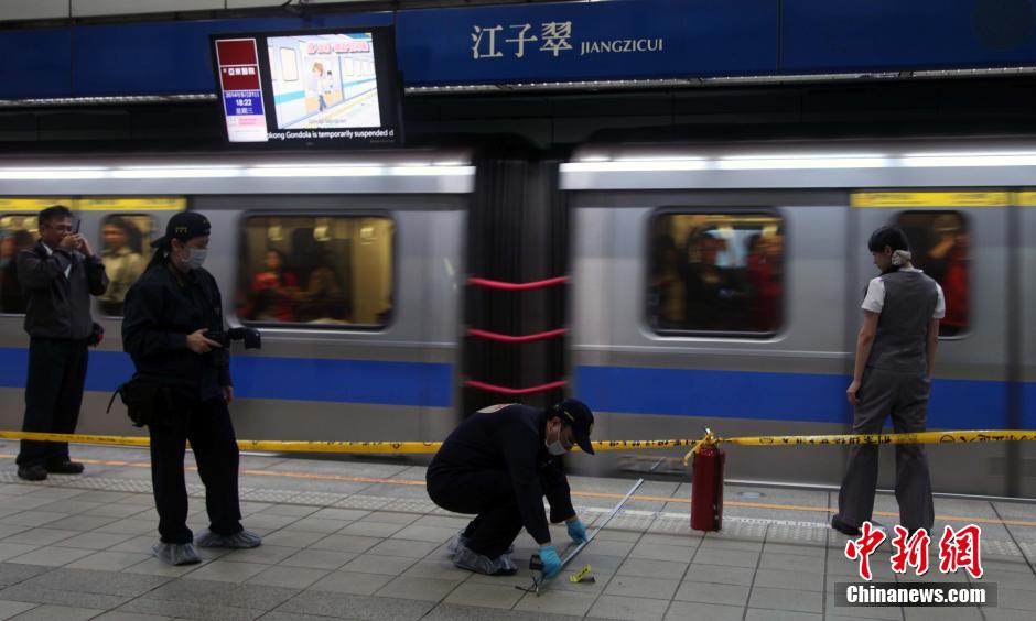 圖為新北市警察在現(xiàn)場勘查。中新社發(fā) 劉舒凌 攝