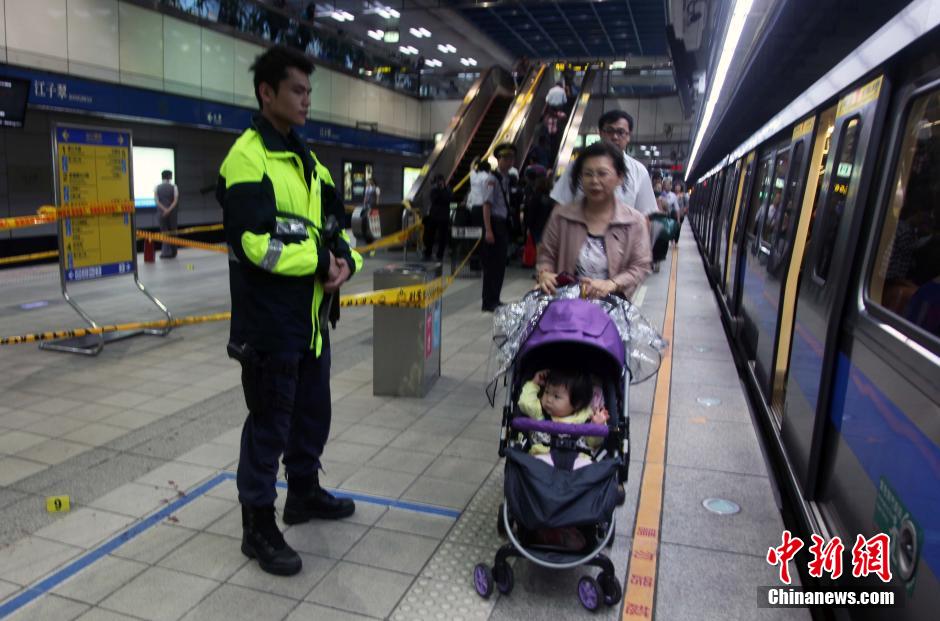 圖為新北市警察在現(xiàn)場勘查。中新社發(fā) 劉舒凌 攝