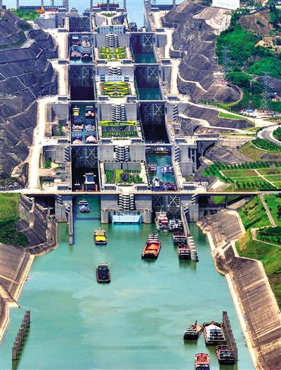 今年5月11日,三峽工程五級(jí)船閘,船只正在過(guò)閘。