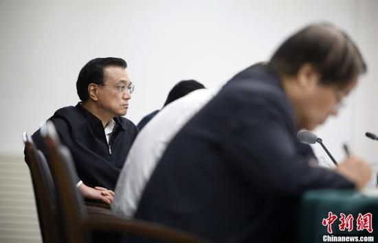 李克強(qiáng)在赤峰主持召開(kāi)部分企業(yè)與金融機(jī)構(gòu)負(fù)責(zé)人座談會(huì)。