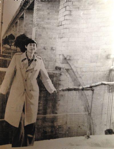 1995年，于英生在蚌埠淮河閘上留影。