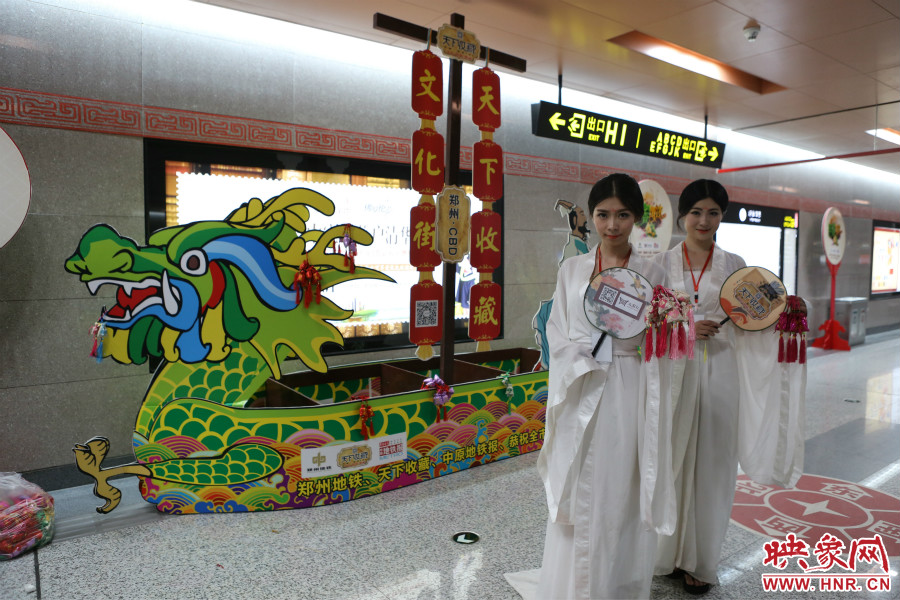 乘著龍舟“穿越”到鄭州的兩位古裝美女。