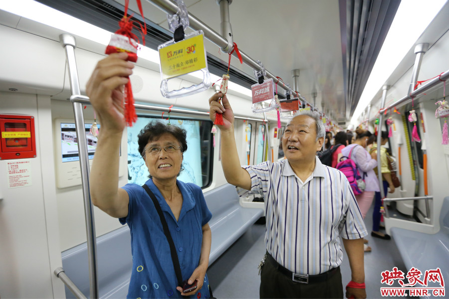 濃濃的端午文化吸引了不少老年人前來(lái)乘坐地鐵。