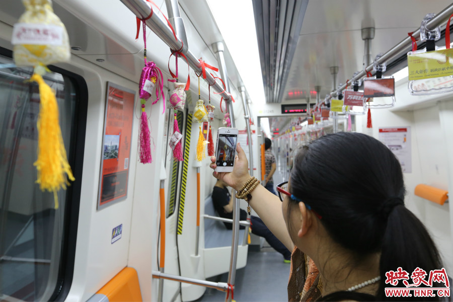 濃濃端午節(jié)氛圍的龍舟模型。