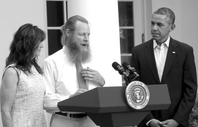 美國總統(tǒng)奧巴馬和伯格達(dá)爾的父母共同出席新聞發(fā)布會(huì)。圖/CFP