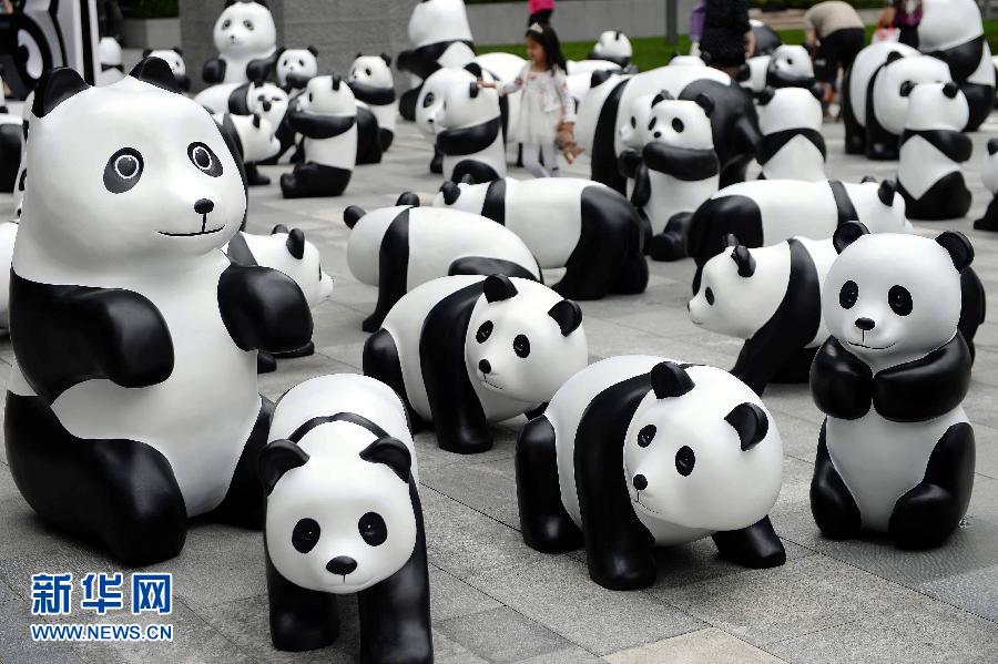 這是6月2日在上海靜安嘉里中心廣場拍攝的萌態(tài)百出的“熊貓”大軍。