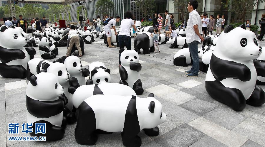 6月2日在上海街頭拍攝的大熊貓模型。