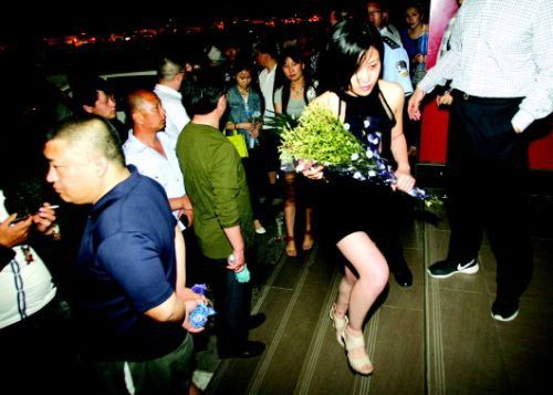 血案發(fā)生幾天來，很多招遠(yuǎn)市民自發(fā)送來鮮花，悼念逝者。本報記者趙金陽見習(xí)記者呂奇攝