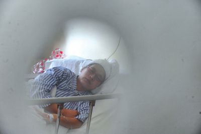 　6月3日，被打的值班醫(yī)生在病房接受治療。新華社發(fā)