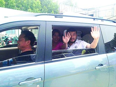 孫正龍和妻子、家人，揮手和醫(yī)護(hù)人員告別。張凌飛