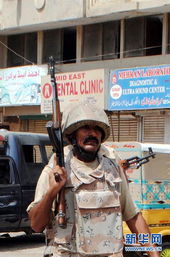 6月10日，在巴基斯坦南部城市卡拉奇真納國際機場附近，安全人員在街頭警戒。