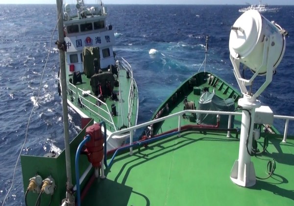 越南拍攝的中國?？樟α孔o衛(wèi)981鉆井平臺。