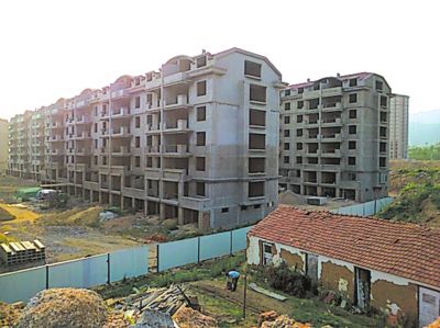 住宅樓的外立面還未裝修，但據(jù)售樓處工作人員介紹，第一批開盤已經(jīng)賣掉了99套。