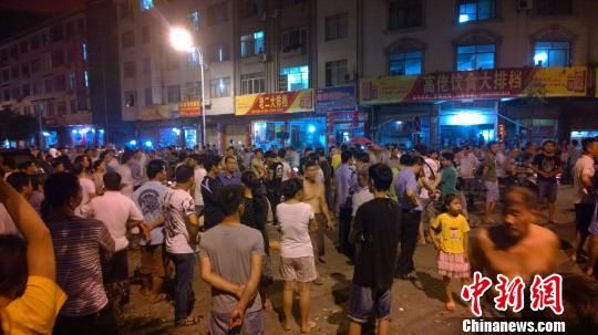 事發(fā)后民眾仍未離去。 王剛 攝