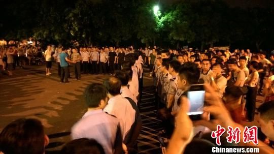 大批警力集中撤離現(xiàn)場。 王剛 攝