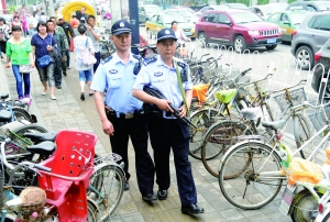 人流密集的街頭,持槍巡邏。