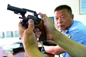 出發(fā)前,認(rèn)真檢查槍械。