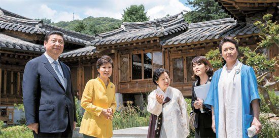 照片中左起分別是習(xí)近平、樸槿惠、家具博物館館長(zhǎng)鄭美淑(音)、隨同翻譯、彭麗媛。