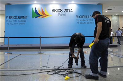 　13日，福塔萊薩的塞阿拉州會展中心，工作人員布置會場新聞發(fā)布廳。