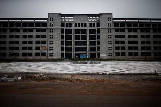 2014年7月11日，安徽省宿州市蕭縣，空置廢棄的縣政府新大樓。 澎湃新聞 楊一 圖