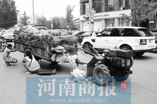 兩車(chē)相蹭后，小陳與妻子慌了神