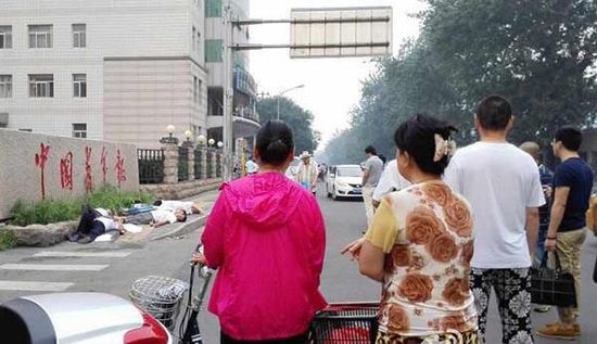 陳建國(guó)看來(lái)，那7個(gè)鄉(xiāng)親會(huì)選擇喝農(nóng)藥，他并不意外。