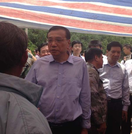 走進(jìn)帳篷，總理就握住蔡官耀的雙手說：“不行，這個帳篷太簡易了”。說完這句，叮囑蔡官耀，“不能回家住”