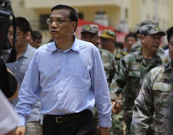 　8月4日，中共中央政治局常委，國務(wù)院總理李克強(qiáng)在云南魯?shù)榈卣馂?zāi)區(qū)察看災(zāi)情。