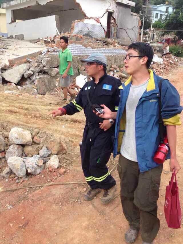 河南電臺(tái)新聞廣播記者朱奕名在魯?shù)榈卣馂?zāi)區(qū)采訪 河南電臺(tái)新聞廣播記者朱奕名在魯?shù)榈卣馂?zāi)區(qū)采訪