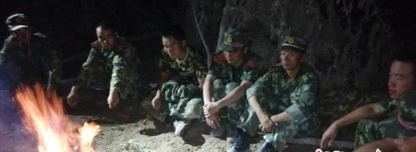 8月5日晚，受困官兵等待天亮以后的救援。