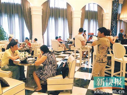 　昨天雖是工作日,但南海區(qū)某樓盤客流不少。